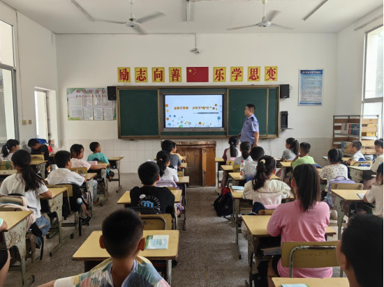 牛鼻滩镇：开展禁毒知识进校园宣传活动