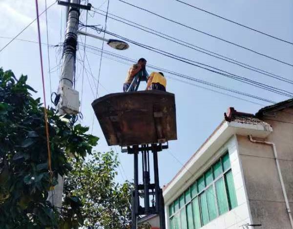 斗姆湖街道：维修路灯添光明 照亮居民幸福路