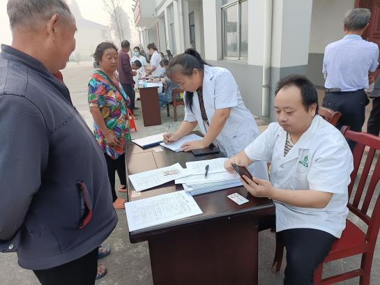 蒿子港镇：健康义诊零距离 真情服务暖人心