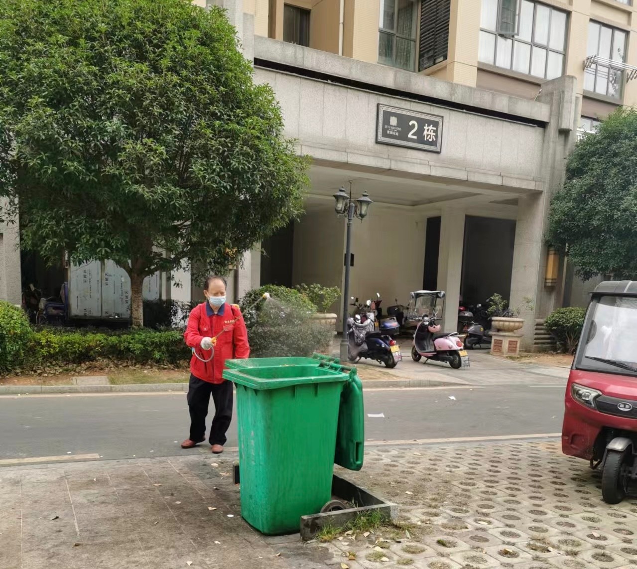 玉霞街道：迎宾社区开展登革热防控攻坚行动 筑牢防控屏障