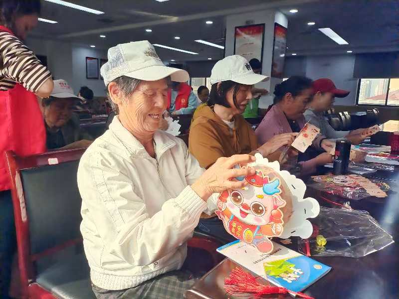 玉霞街道：重阳佳节 花灯添彩