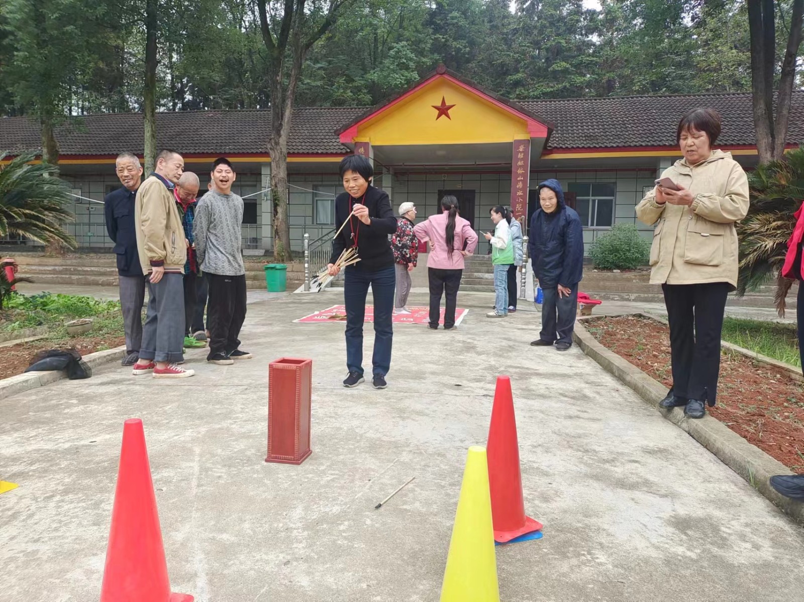 草坪镇民政社工站：“乐龄风采 趣动夕阳” ——趣味运动会走进先锋敬老院