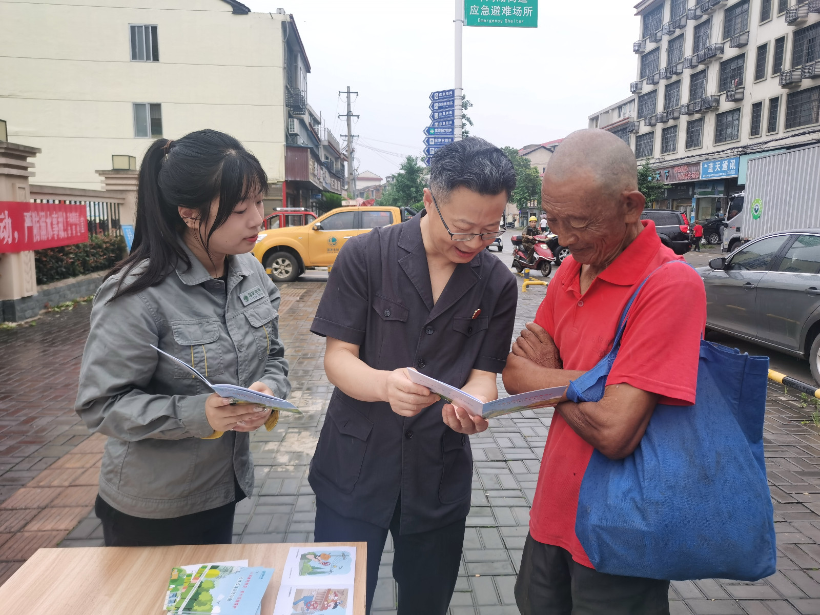 区法院：联合送法进街道 携手普法暖人心