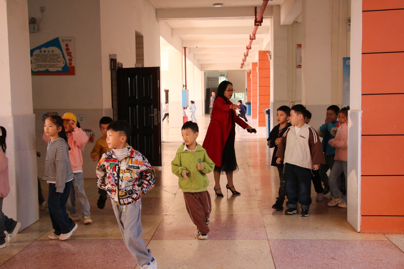 鼎城区永安小学：预防踩踏，安全“童”行