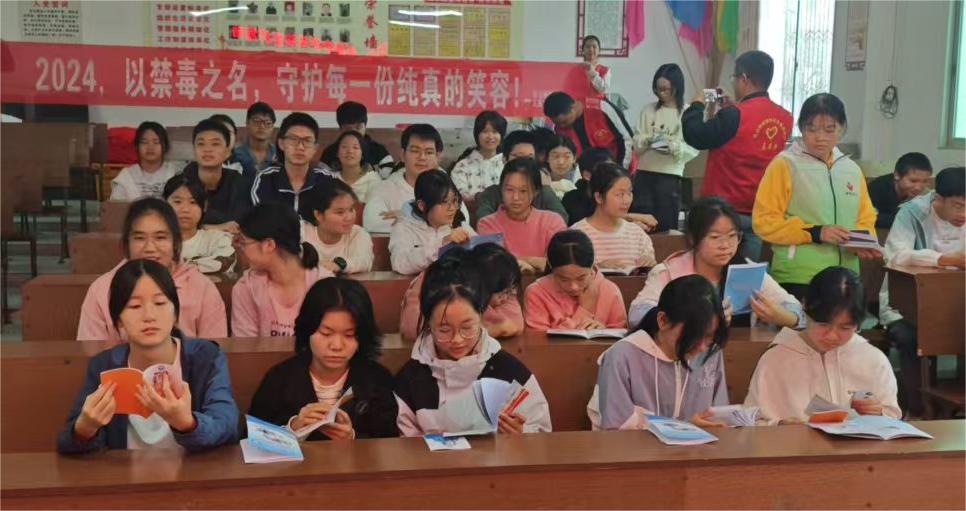 石公桥镇：禁毒宣讲进校园，守护纯真笑容