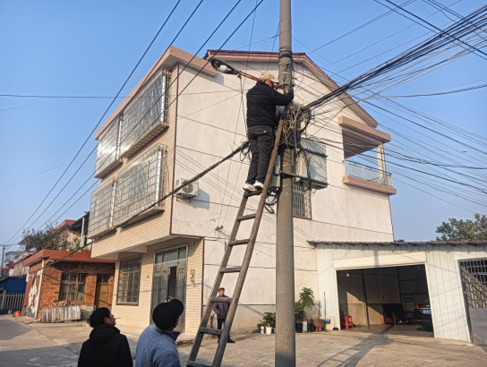 郭家铺街道：路灯焕新颜，照亮群众“幸福路”