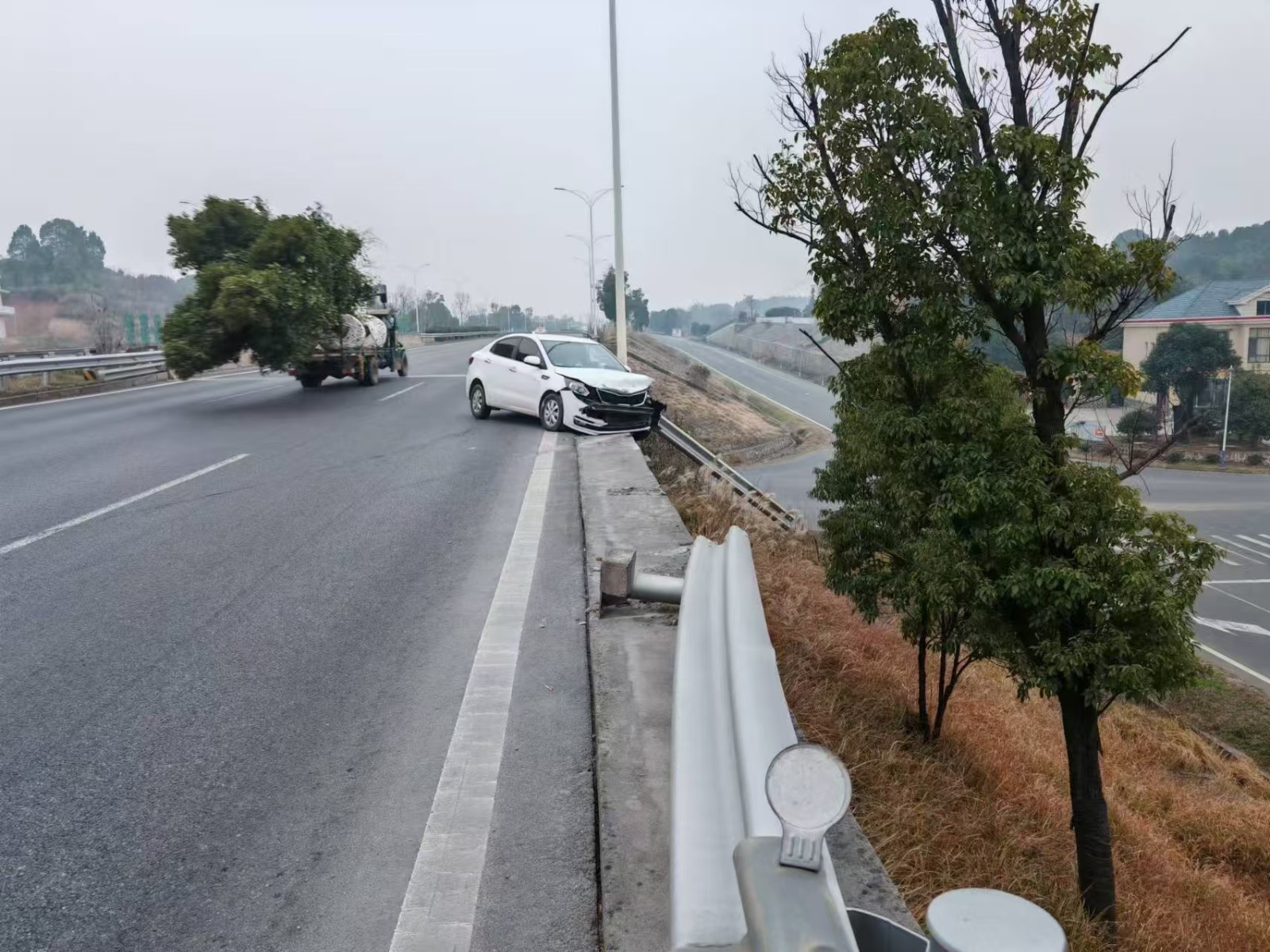 鼎城区公路建设养护中心及时修复207国道损毁护栏保安全