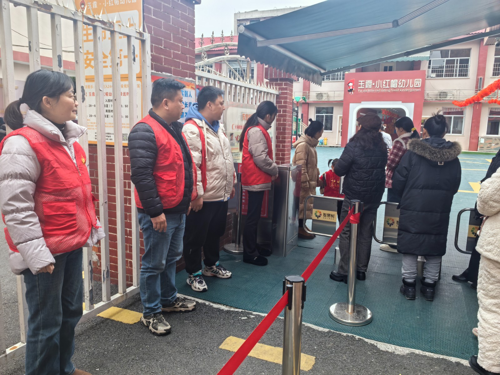 区工信局开展护苗成长志愿服务活动