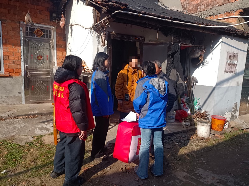 玉霞街道：开展寒冬送温暖活动