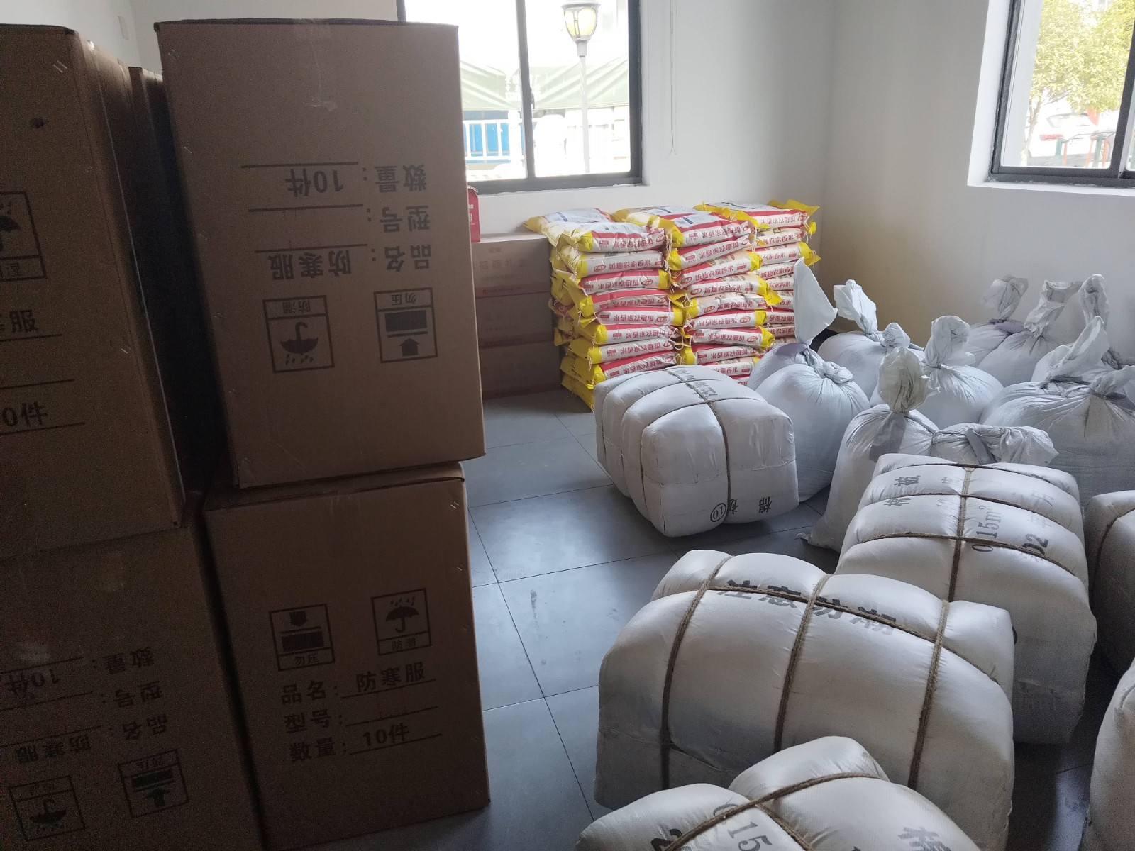 镇德桥镇：发放救助物资暖人心