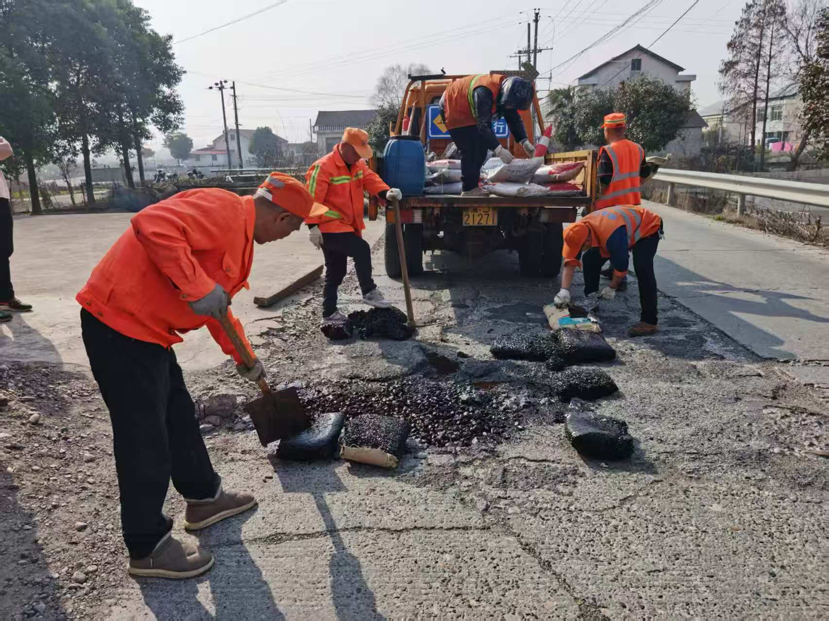 鼎城区公路建设养护中心：坑槽应急热补 消除安全隐患