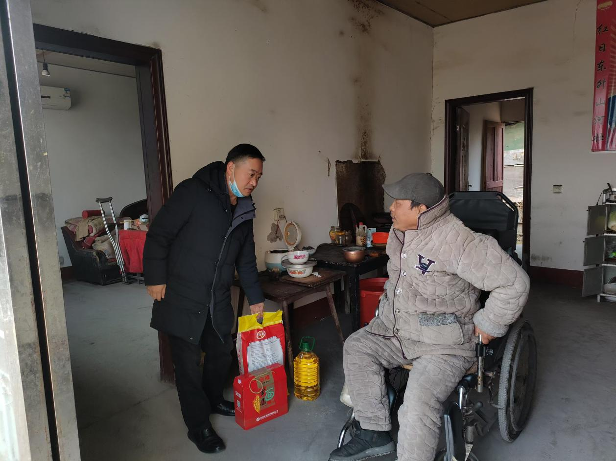 草坪镇：冬日送暖  情满万家