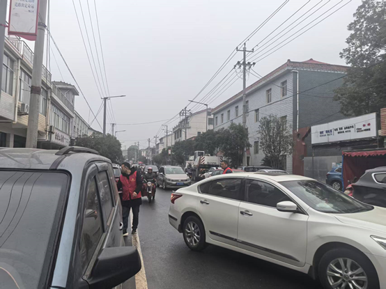 双桥坪镇：年轻干部助力马路市场整治 共筑有序集镇
