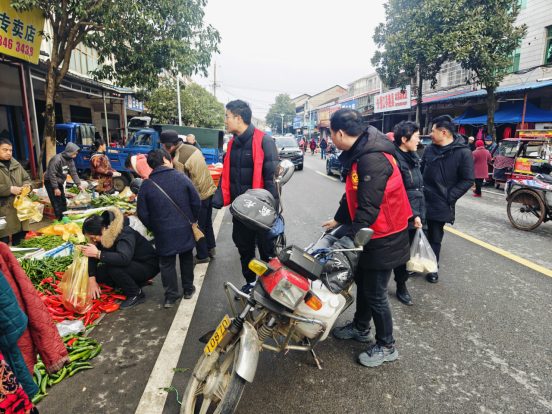双桥坪镇：干群齐心共进 护航春运秩序