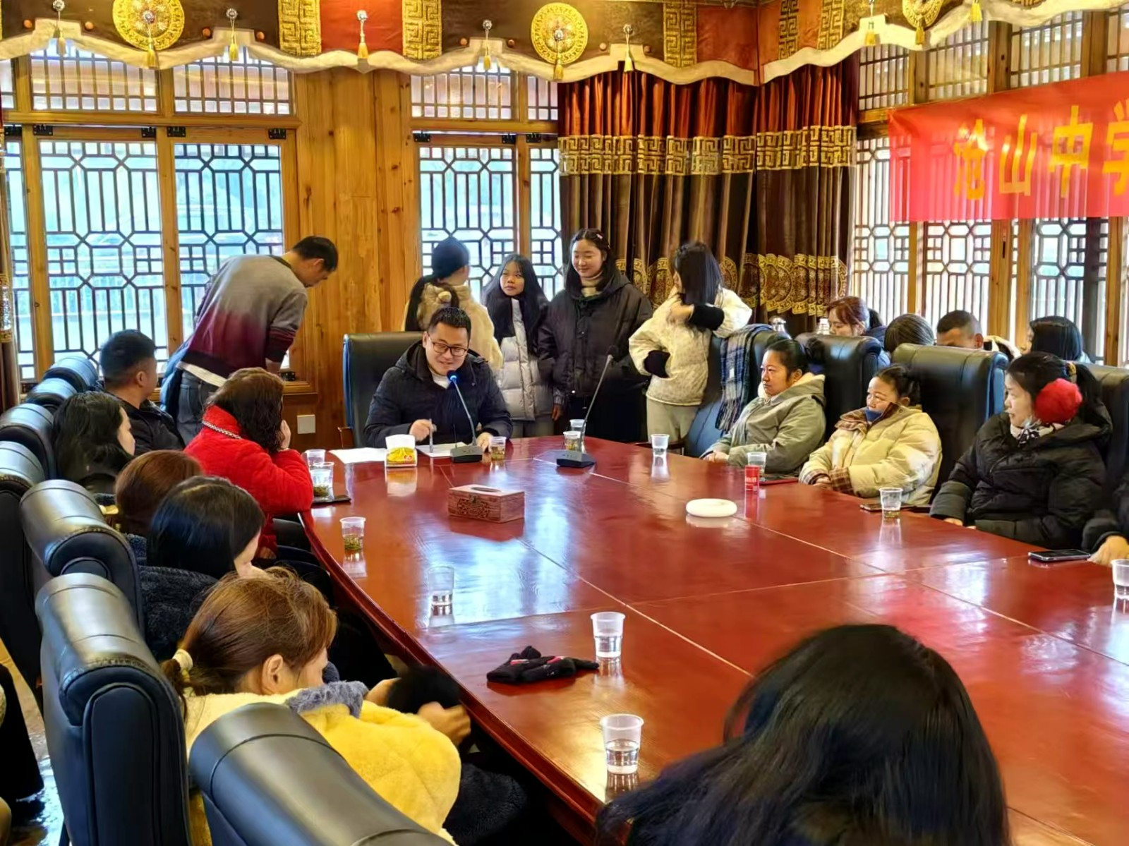 鼎城区沧山中学：喝擂茶话成长 九年级返乡家长会温暖启幕