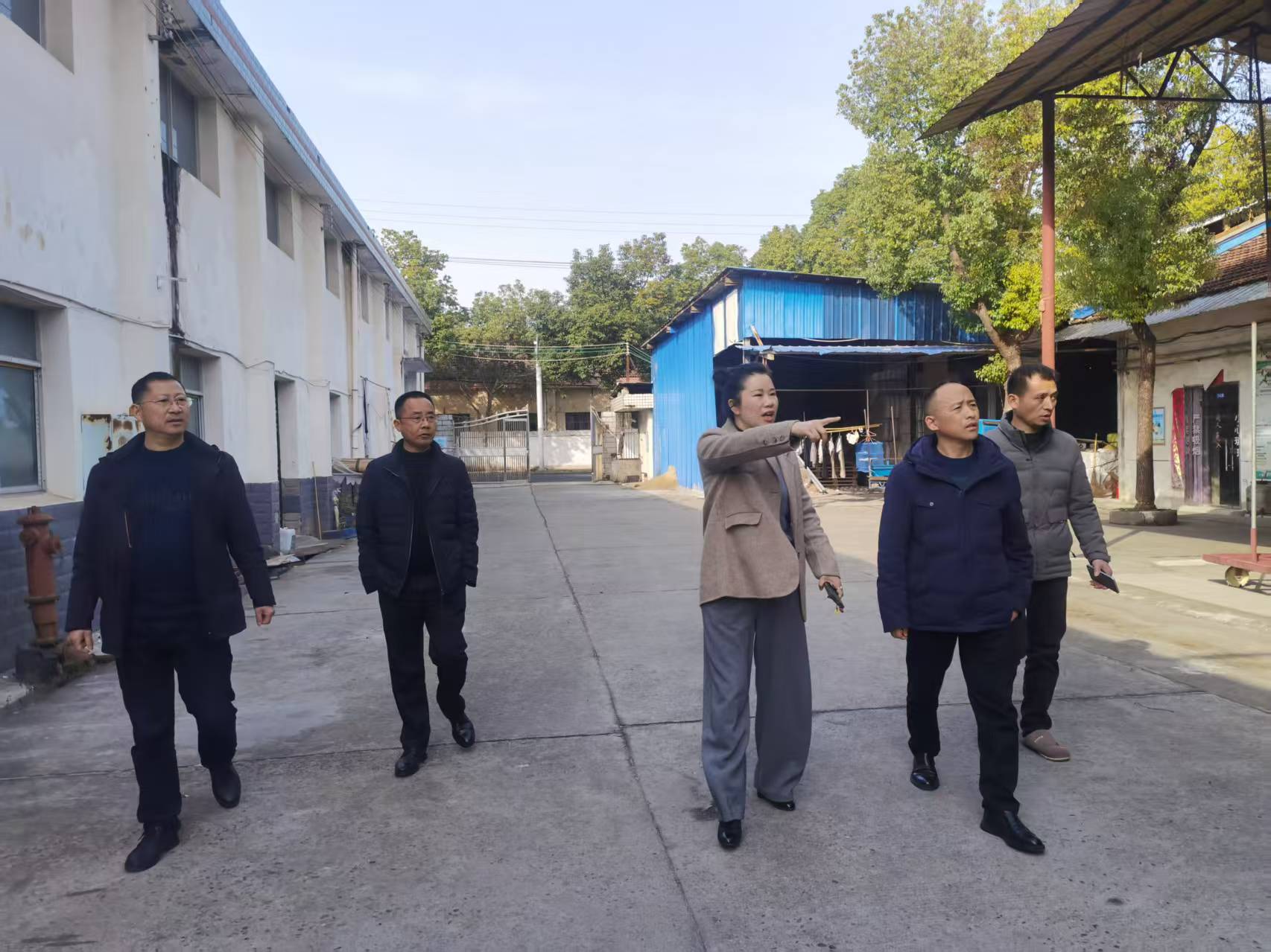 鼎城区工信局节前督导桥南园区消防安全工作