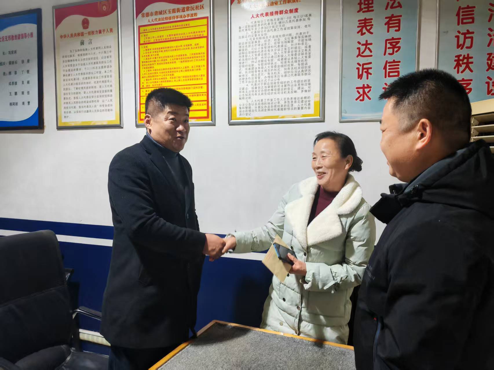 玉霞街道：寒冬送暖 关怀满溢迎新春