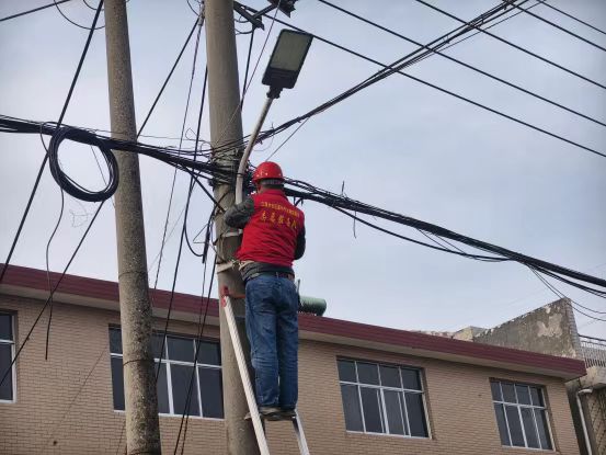 郭家铺街道：修缮路灯暖人心，照亮居民安全路