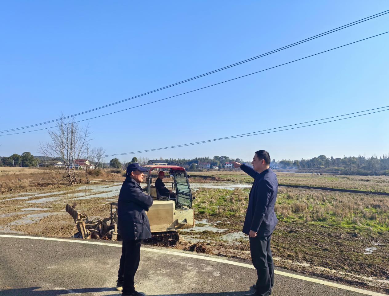 草坪镇：农田翻耕掀热潮