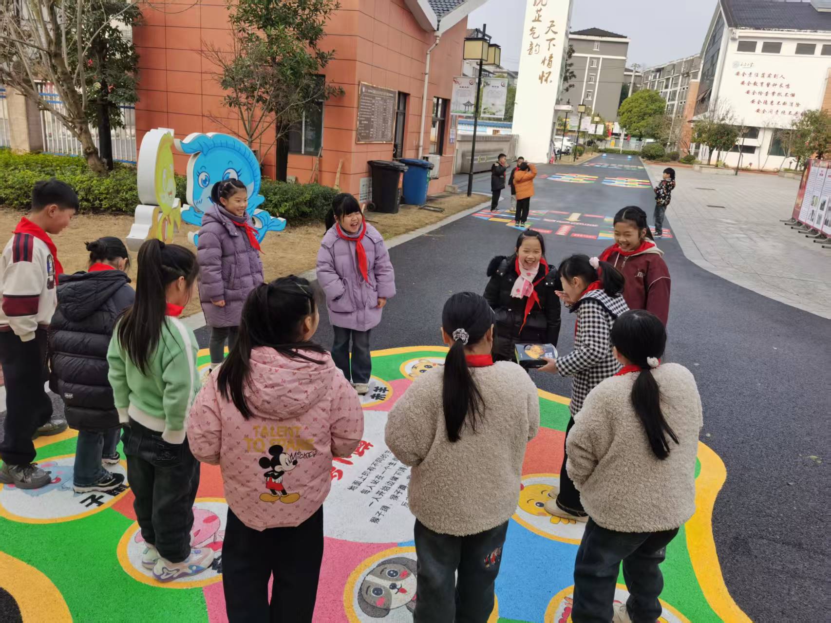 鼎城区永安小学：课间趣玩，地面游戏嗨不停！