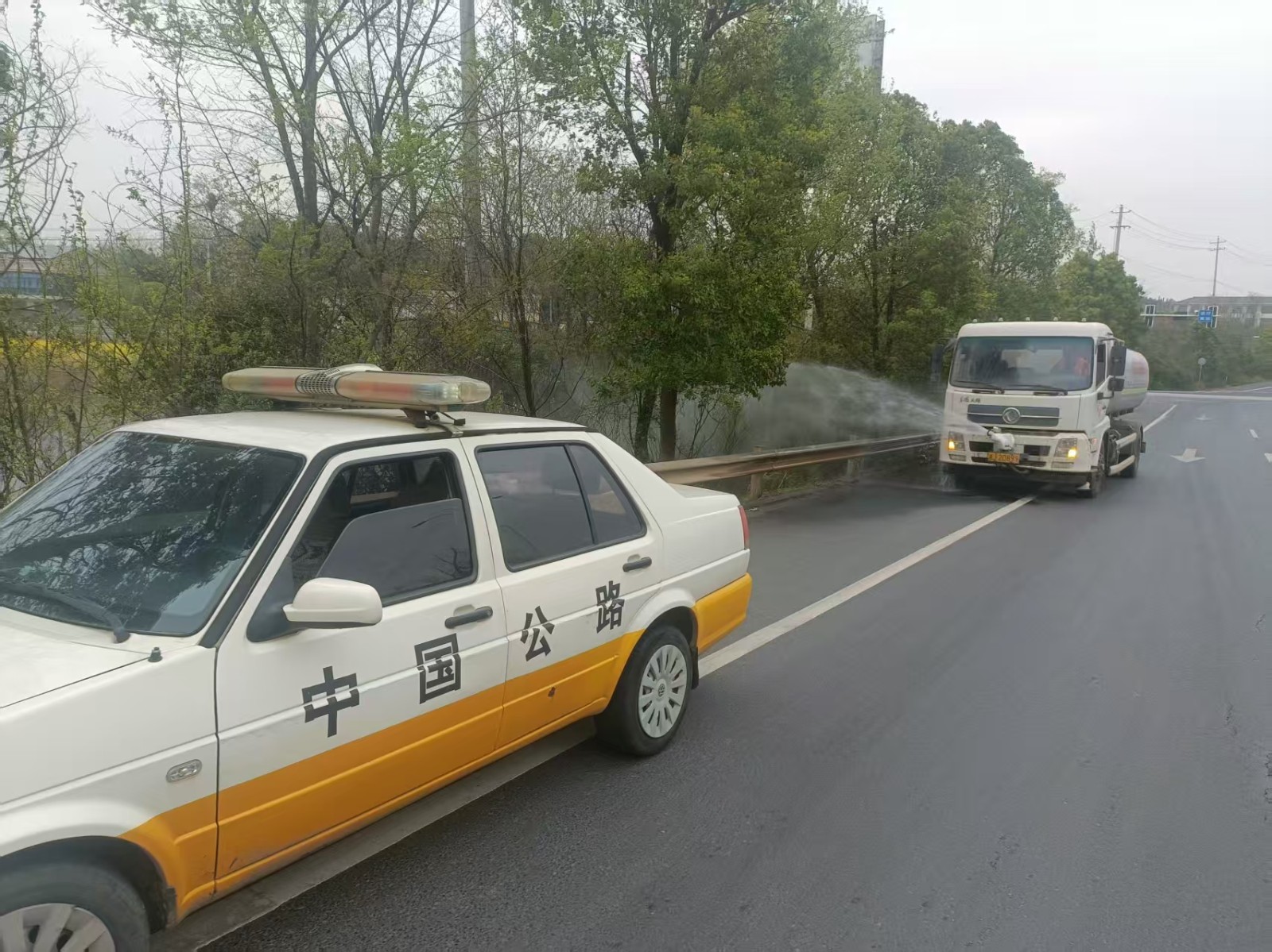 鼎城区公路养护中心：巡查遇险火速出击 洒水车秒变"消防车"灭火保畅