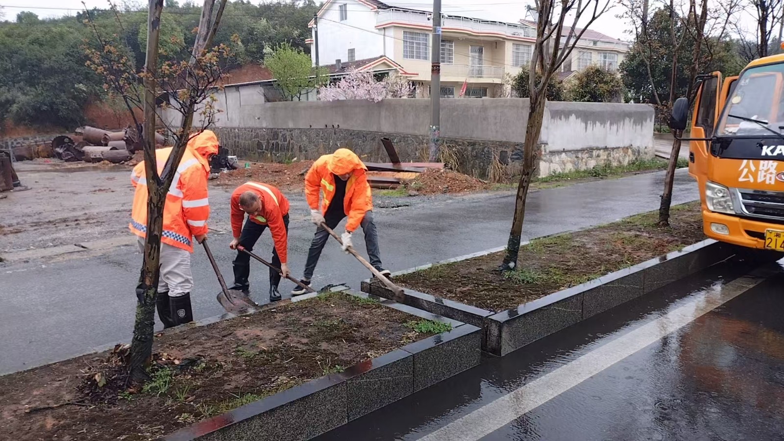 区公路养护中心：清淤防涝保畅通 筑牢防汛安全屏障