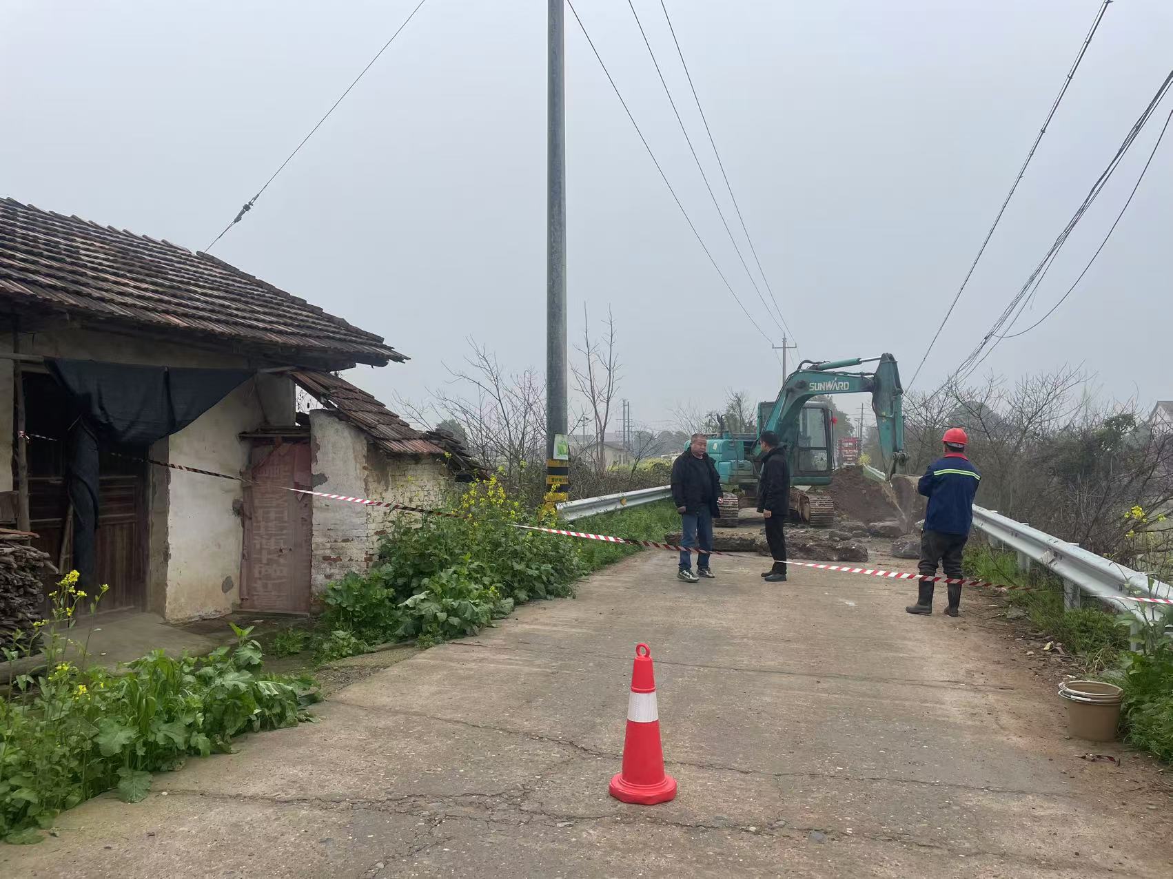 韩公渡镇：修补破损路面 保障出行安全