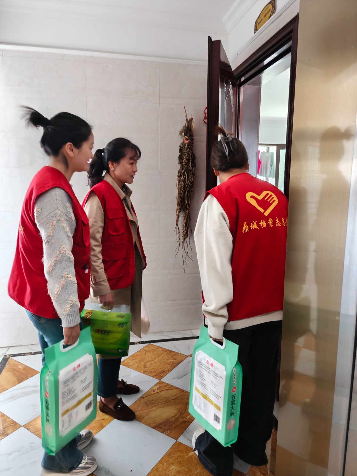 鼎城区档案馆开展助老志愿服务活动