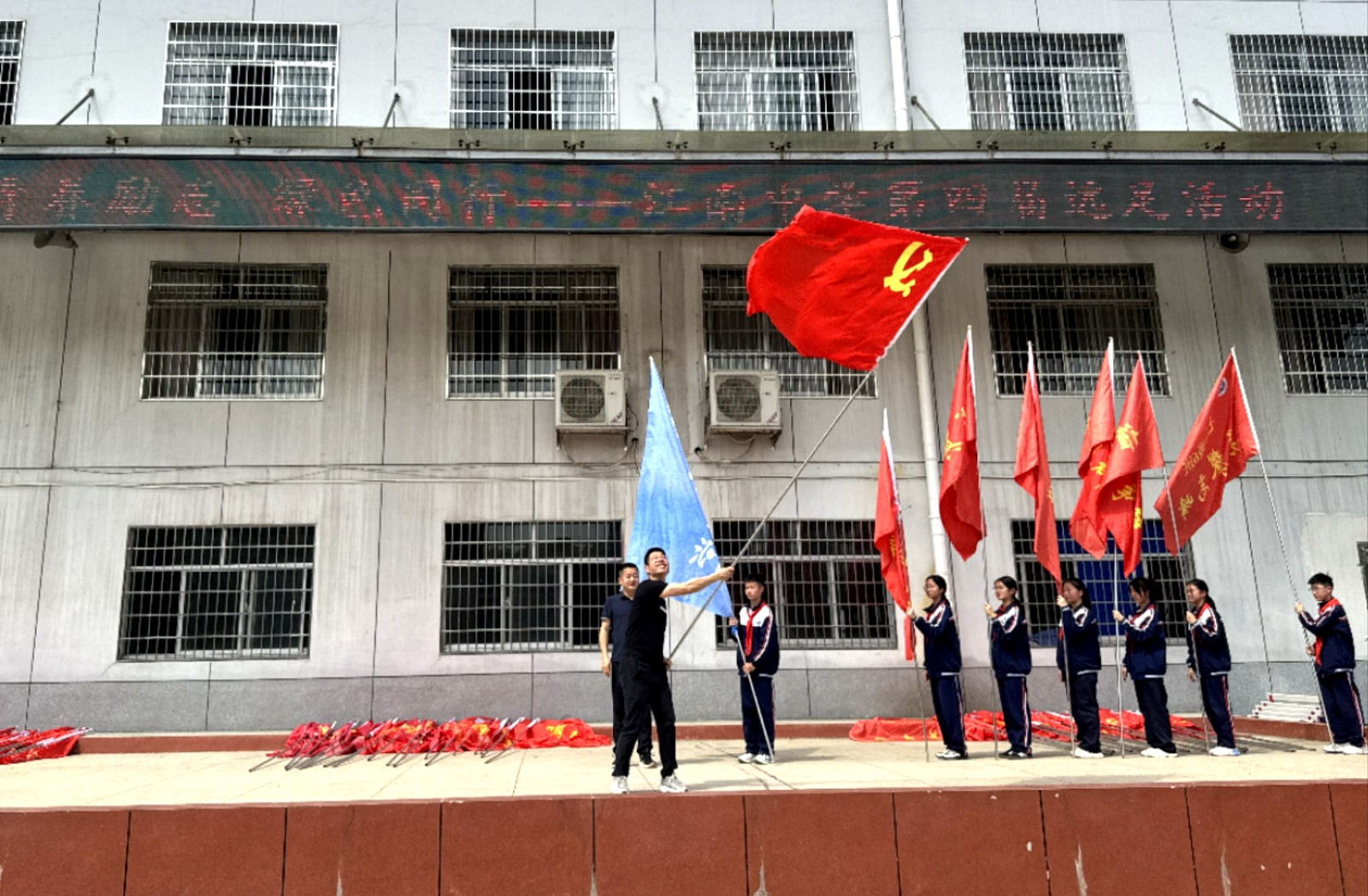 江南中学：三千学子踏春毅行 八公里丈量青春