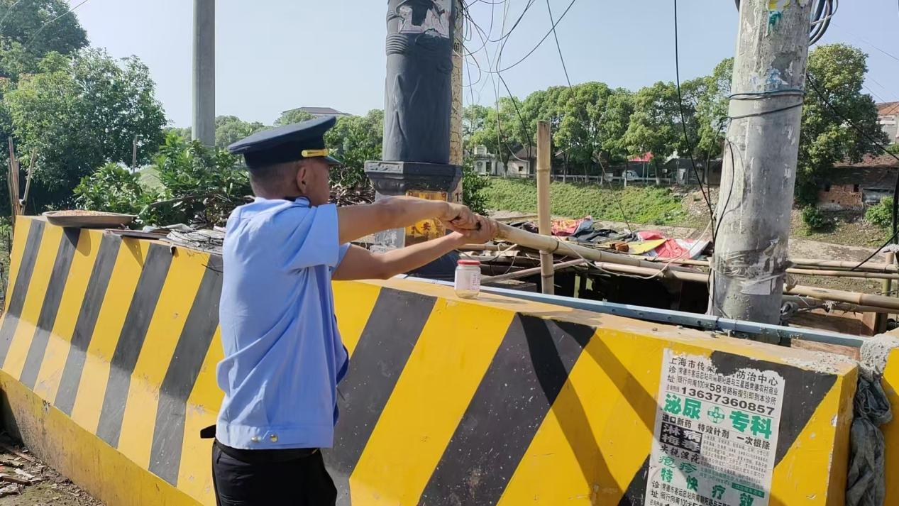 鼎城区交通运输局：拆除桥头违法建筑 消除隐患护路畅通