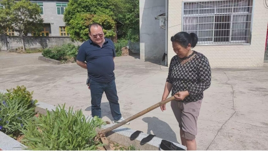 草坪镇：亮名片进农家 架起干群“连心桥”