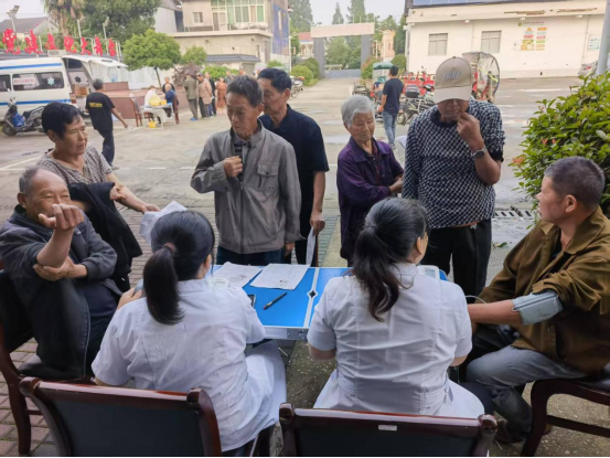 牛鼻滩镇：开展“银龄守护 健康“护航”老年人免费体检活动