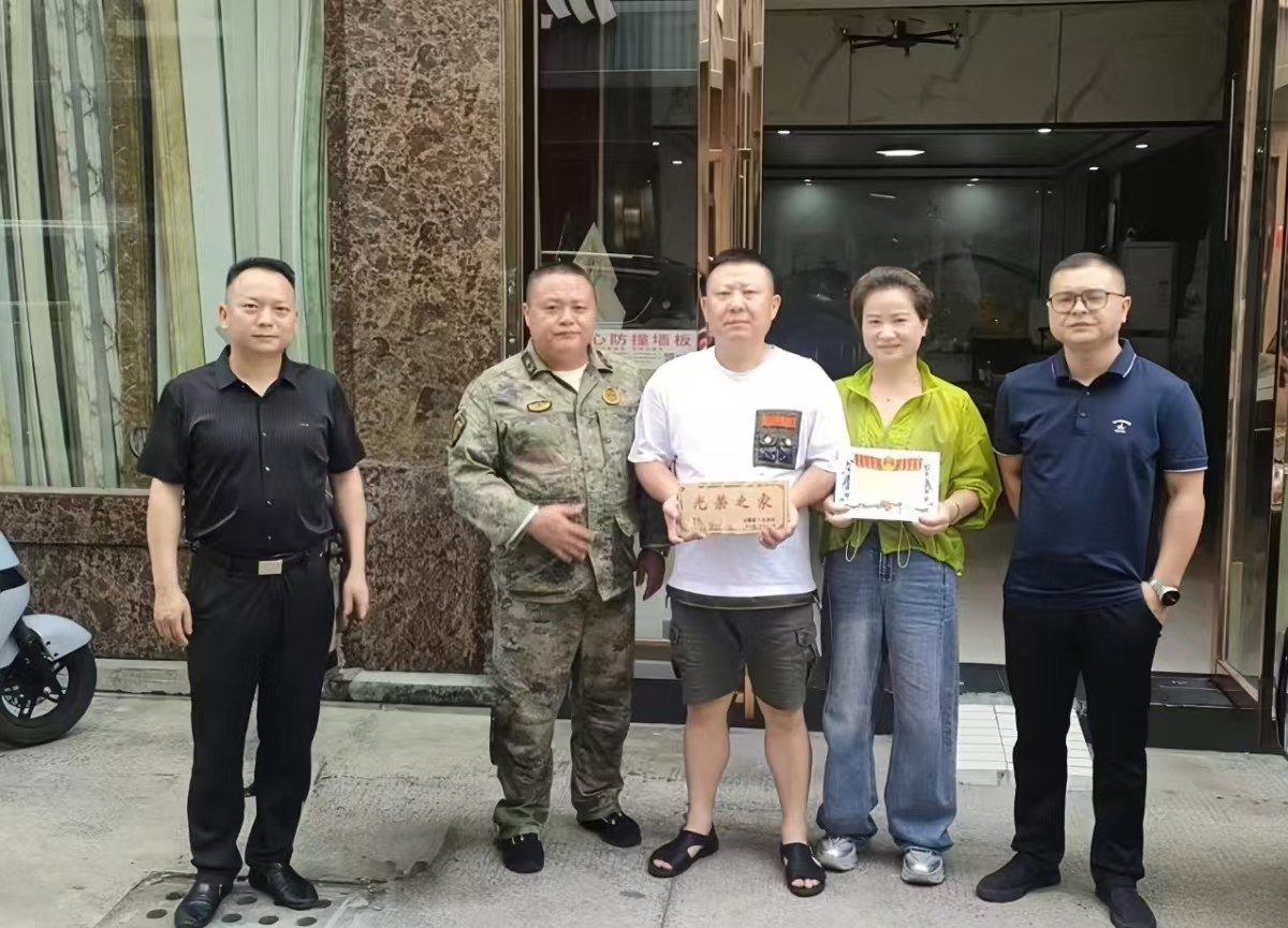 郭家铺街道：开展入伍通知书发放暨光荣牌悬挂活动