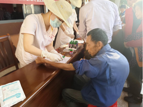 草坪镇：关爱银龄 健康安全“医”路相伴