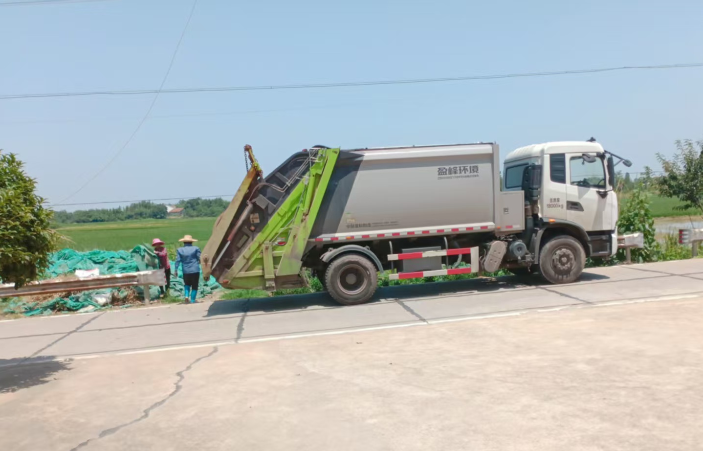 韩公渡镇：及时清运育秧盘 共建美丽新乡村