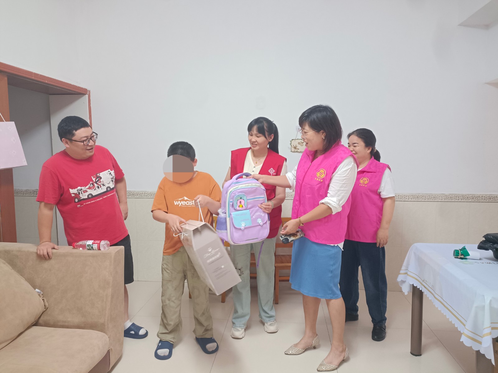玉霞街道：开展困难家庭儿童慰问活动
