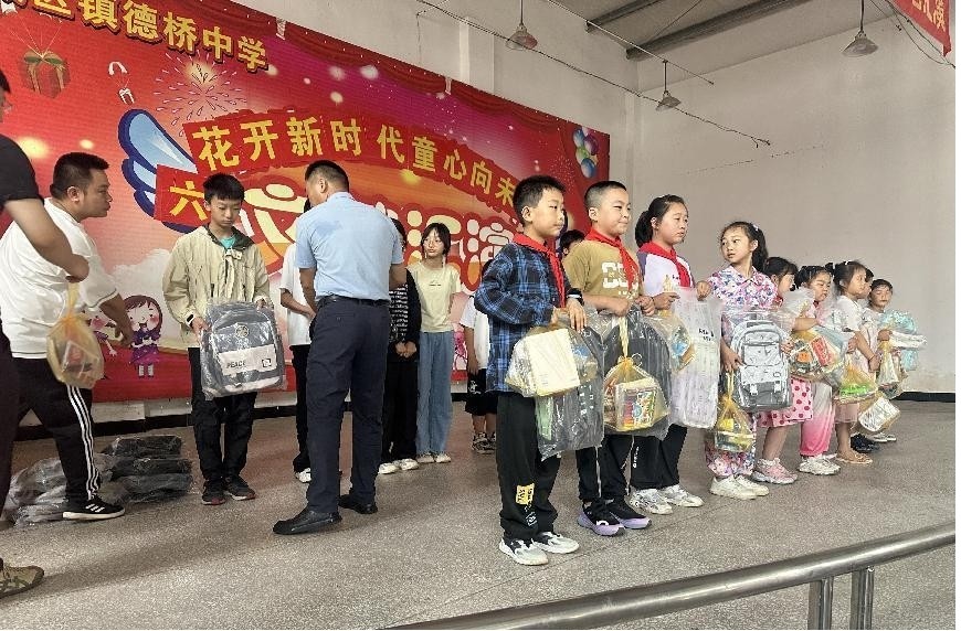 镇德桥镇：“六一”慰问送温暖 爱心护航助成长