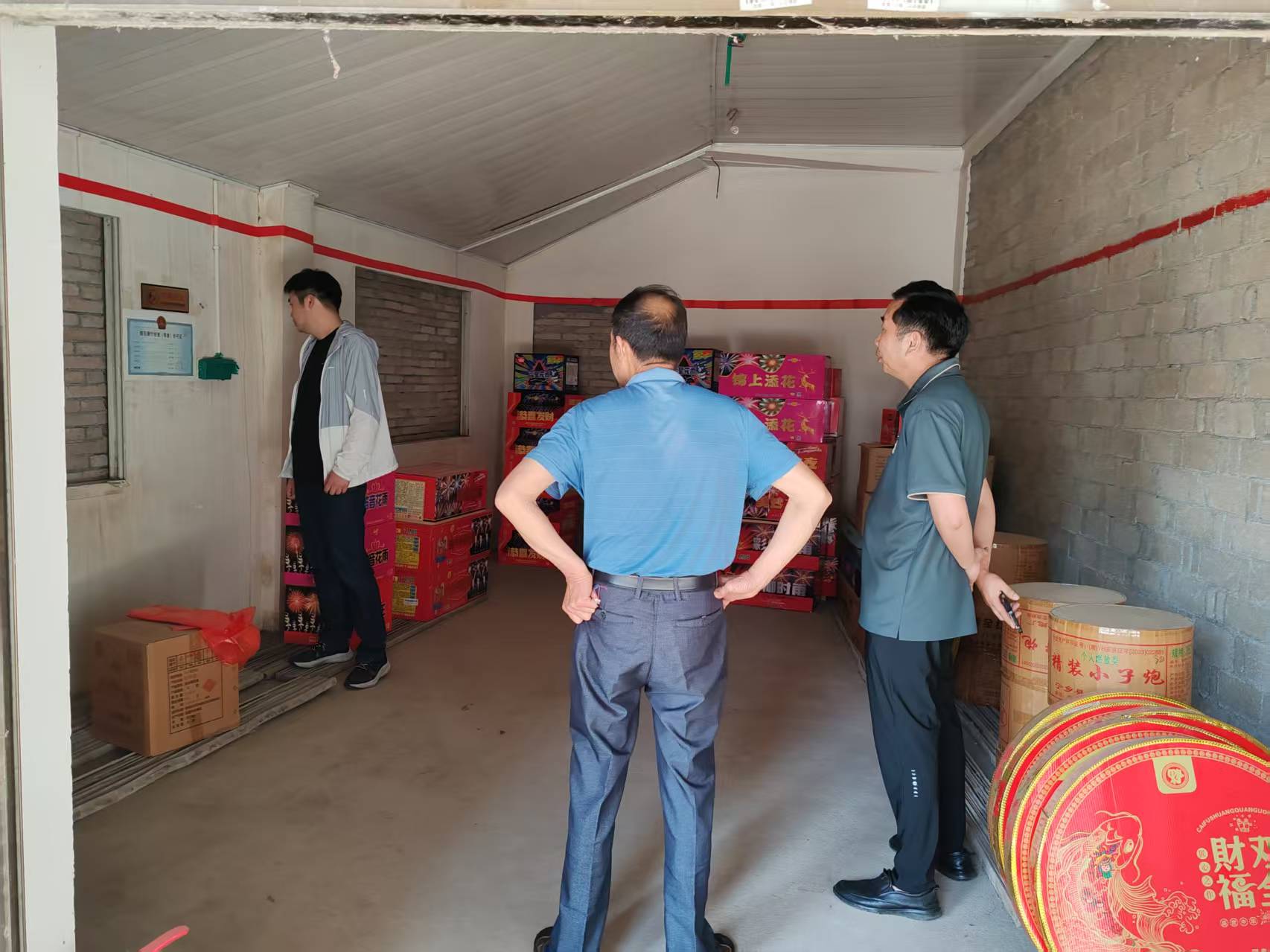 镇德桥镇：开展高温天气烟花爆竹零售店安全专项检查