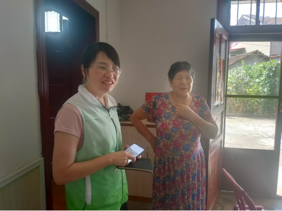双桥坪镇：炎炎夏日送关怀 走访特困护安全