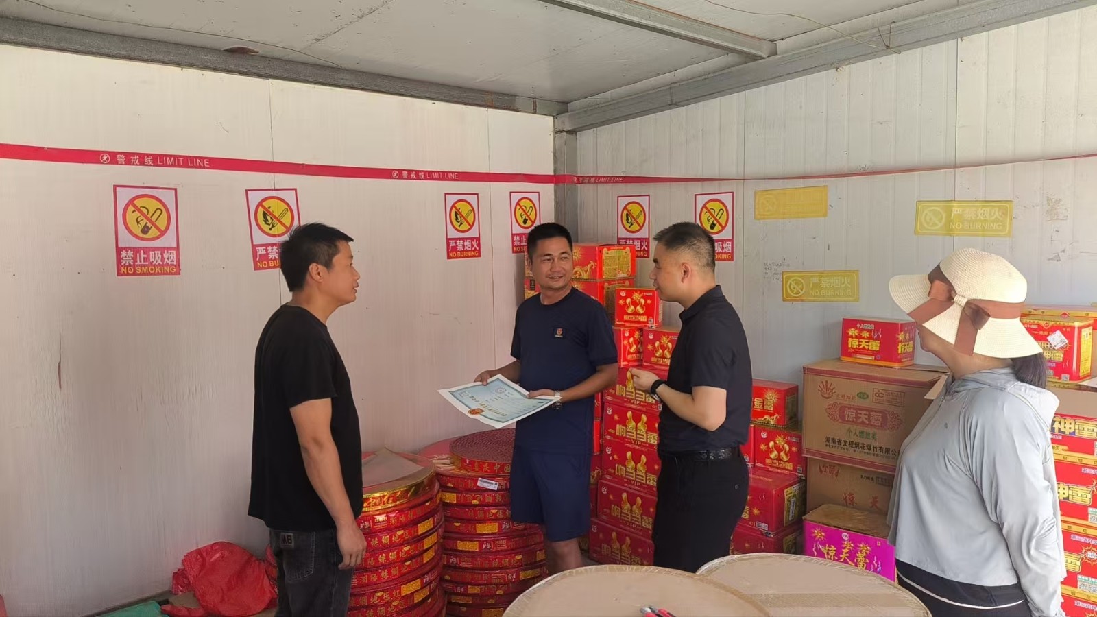 中河口镇：筑牢高温时节烟花爆竹零售安全防线，开展专项排查行动