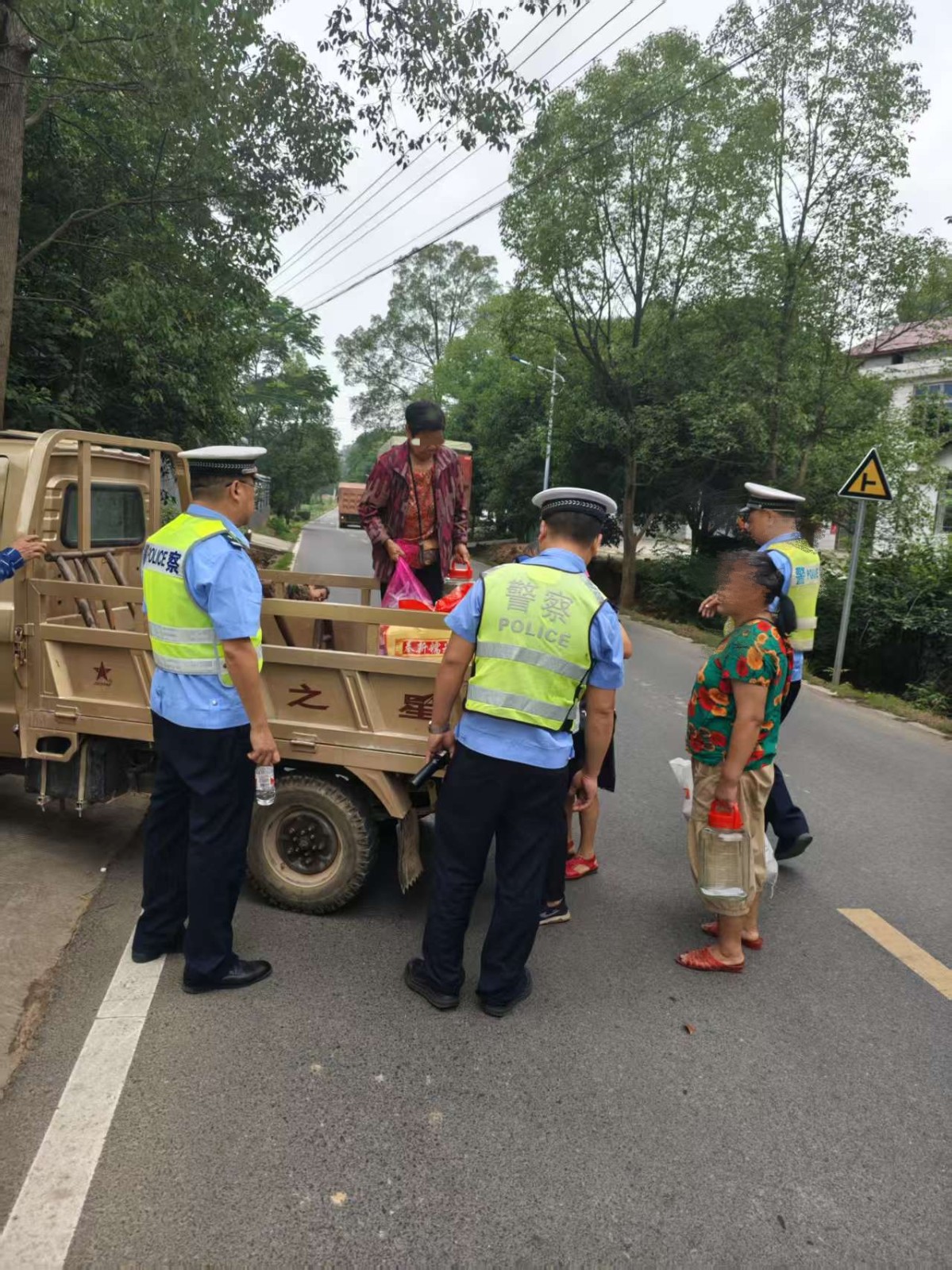 男子无证驾驶还违规载人 鼎城交警严肃查处