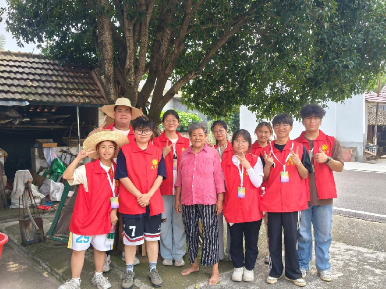 青年志愿者在港中坪村开展“定格幸福瞬间”主题拍摄活动