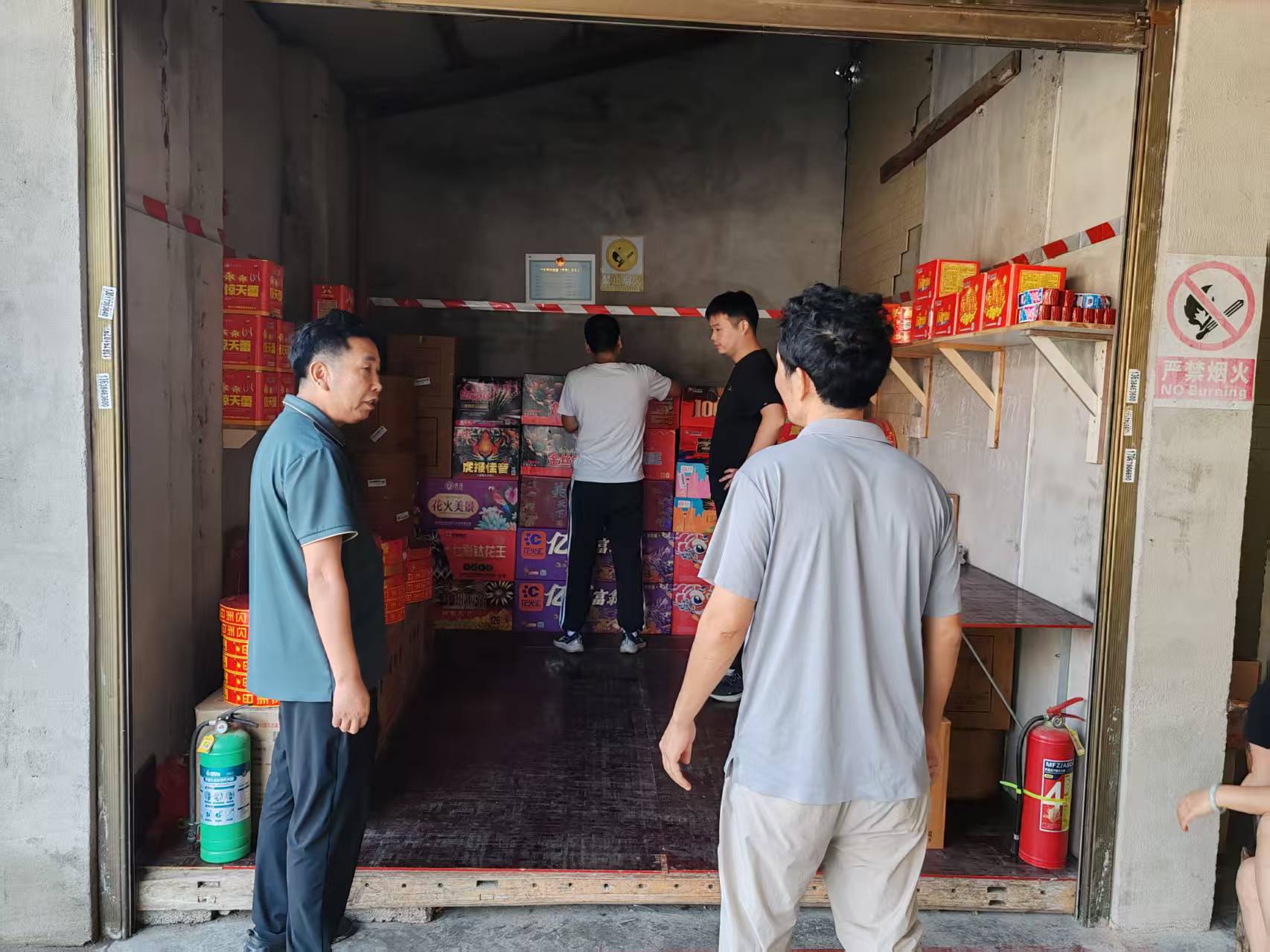 镇德桥镇：开展烟花爆竹零售店安全大排查专项行动