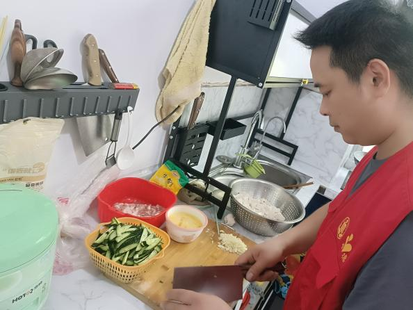 蒿子港镇：“银龄厨房”送清爽 “电光卫士”保平安