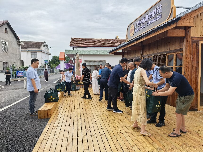 炎炎夏日送清凉 丝丝关怀沁人心