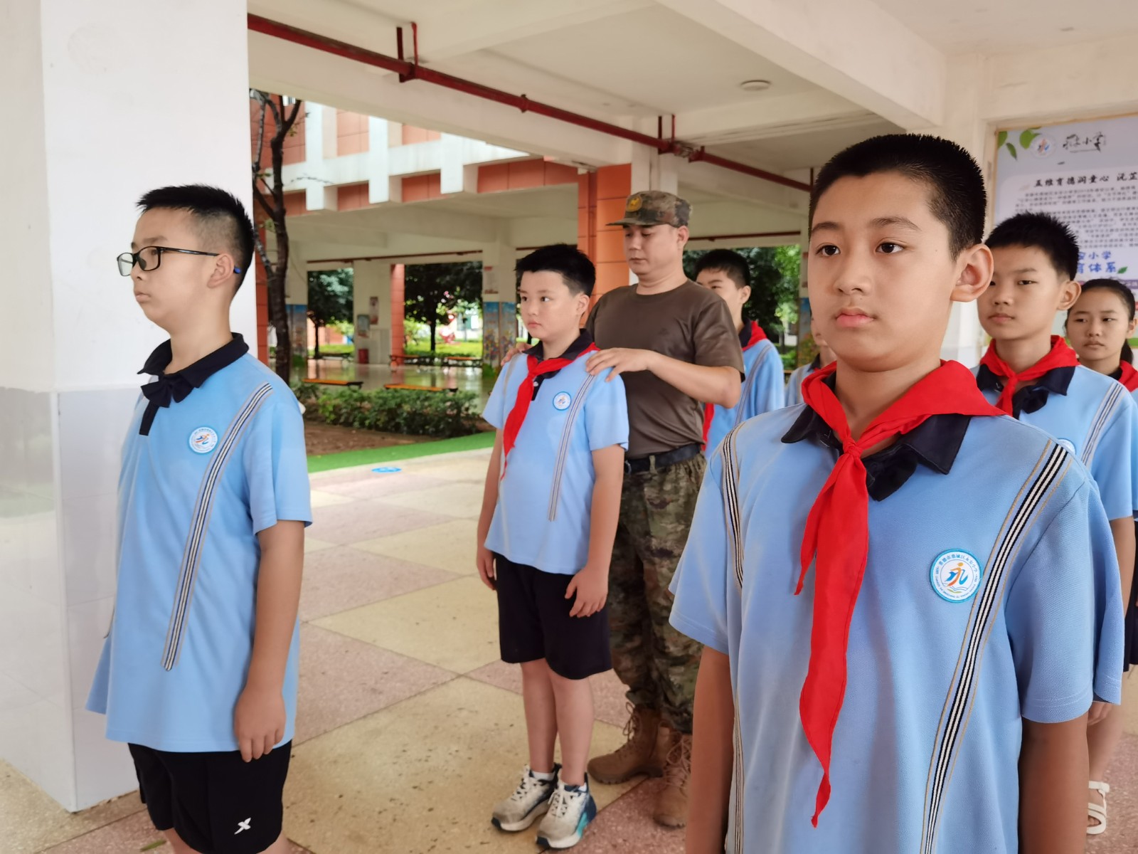 鼎城区永安小学：稚嫩肩膀担使命，正步踏响爱国心