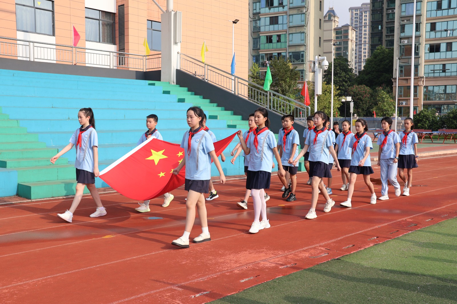 永安小学：“童心向党”活动上线，阅兵精神点燃少年红心