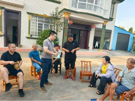 黄土店镇：“亮名片”进农家  “零距离”听民声