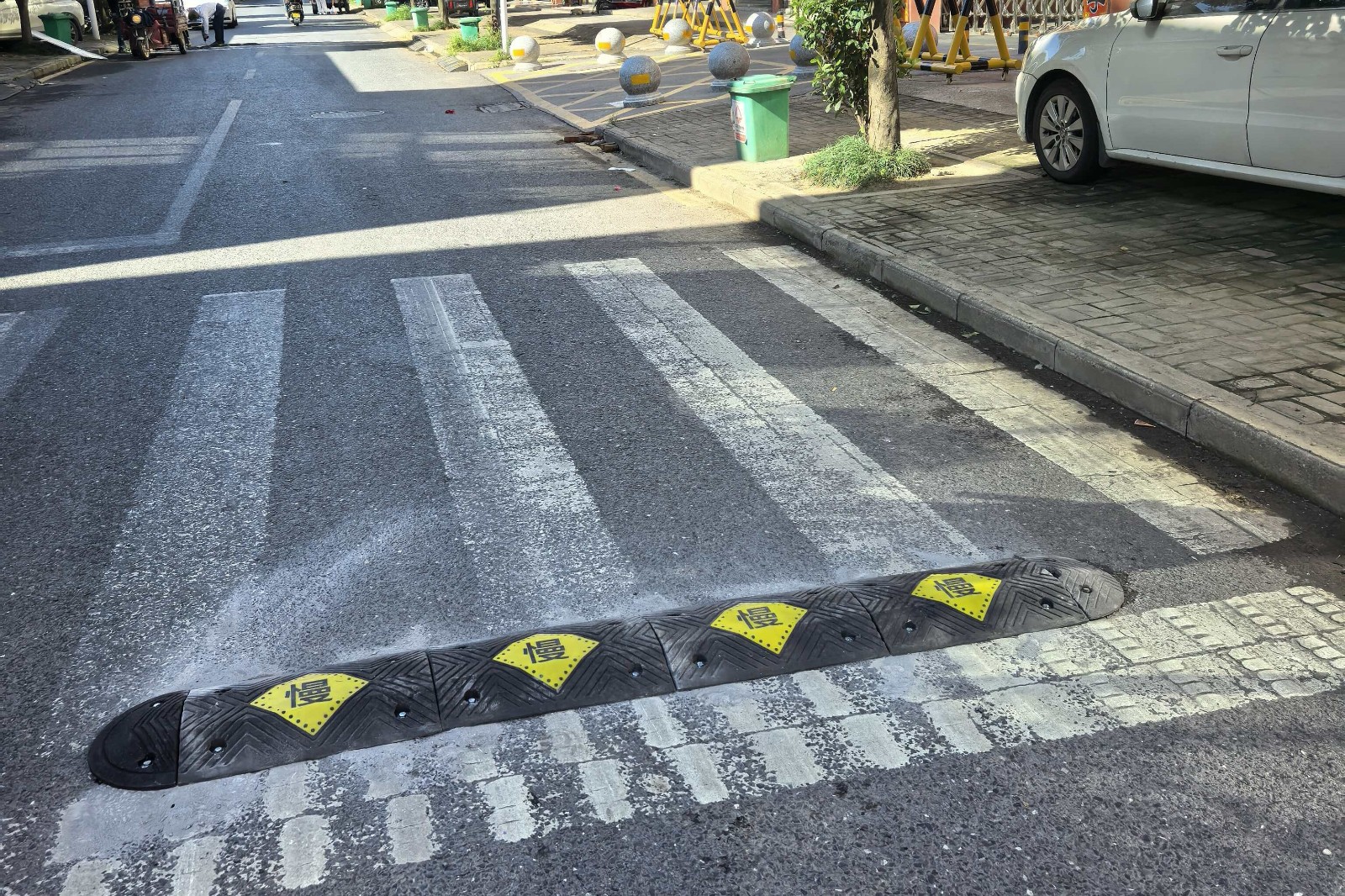 韩公渡镇：校园门前装减速带 筑牢学生出行 “防护墙”