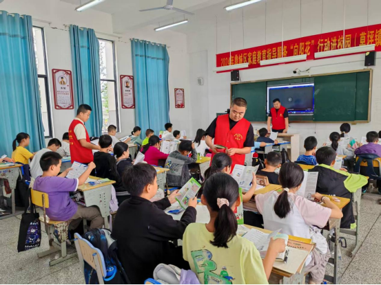 草坪镇：青春无毒  法治护航